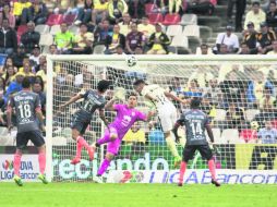 Jorge Zárate (#11) cabecea el balón para vencer a Moisés Muñoz, ante la mala marca de la zaga americanista. MEXSPORT /