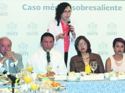 Norma Catalina (sentada de lentes) y el doctor Carlos Castillo Rangel hablaron sobre la cirugía. NTX /