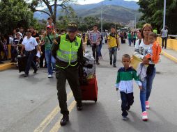 Fueron instalados puestos de control migratorio que condicionan el tránsito a Colombia. EFE / M. Dueñas Castañeda