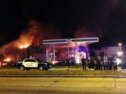 Las protestas del sábado dejaron varios negocios incendiados, así como patrullas vandalizadas y al menos 17 detenidos. AP / G. Ehlke