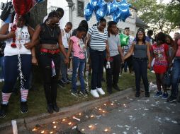 Amigos y familiares se reunieron en el lugar donde fue baleado el afroestadounidense Sylville K. Smith. AP / J. Phelps