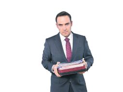 Alberto Casanova enfrenta uno de los mayores retos de su carrera, al ser el conductor y protagonista de la nueva apuesta de Tv Azteca. ESPECIAL /