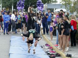 Jóvenes practican gimnasia en la Vía RecreActiva de Zapopan. EL INFORMADOR / A. Camacho