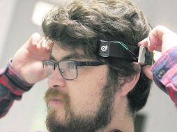 Jorge Pérez Naitoh lleva el dispositivo que funciona por conducción ósea. EL INFORMADOR / A. Hinojosa