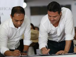 Aristóteles firmó un convenio con la delegación Jaliso de la Sedesol para que adultos mayores puedan ser afiliados al Seguro Popular. ESPECIAL / Aristóteles Sandoval