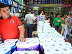 Muchos de los ciudadanos que llegaron a Colombia lo hicieron para comprar artículos de primera necesidad. EFE / M. Dueñas Castañeda