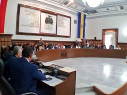 Los regidores del PRI, Salvador de la Cruz y Ángeles Arredondo votan en contra del dictamen. TWITTER / @GuadalajaraGob