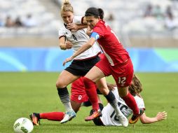 Alemanas y canadienses peleando por el balón. EFE / D.Olvera