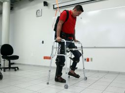 Un exoesqueleto asiste a Jesús Aviña, quien tras un accidente quedó en silla de ruedas. Hoy tiene una nueva oportunidad. EL INFORMADOR / M. Vargas