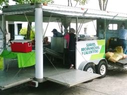 Los vehículos totimóviles apoyan dando torillas calientes a los damnificados. ESPECIAL /