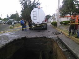 El tremendo hoyo logró dañar a la pipa que pasaba justo cuando se hundió el pavimento. TWITTER / @siapagdl