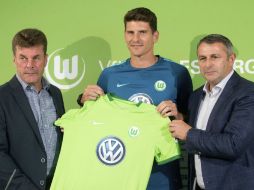 ''Deseaba volver a Alemania'', afirmó el jugador en su presentación como nuevo delantero. EFE / J. Stratenschulte