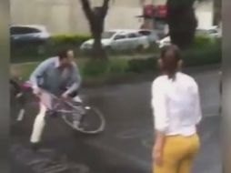 La víctima relató que había pedido a los automovilistas que despejaran el paso, pero estos respondieron 'aventándole el coche'. YOUTUBE / REVISTABALCON