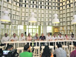 El secretario de Turismo de Jalisco y empresarios ofrecieron una rueda de prensa en La Leche, lugar del secuestro. ESPECIAL /