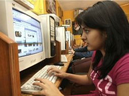 Los jóvenes prefieren pasar más tiempo interactuando en páginas como Facebook. EL INFORMADOR / ARCHIVO