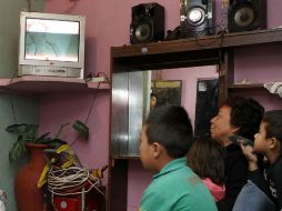 Los niños y los mayores de 45 años son los que más ven televisión. El reto para las televisoras nacionales es captar a los adolescentes EL INFORMADOR / ARCHIVO