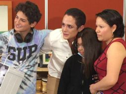 Emocionada, Betty Monroe se dijo satisfecha por su labor altruista al regalar la peluca a la pequeña Karla. TWITTER / <blockquote class=