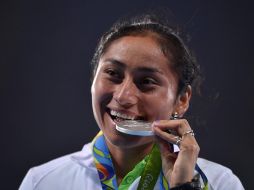 La mexicana recibe su medalla de plata en el Estadio Olímpico de Río 2016. AFP / M.Coffrini