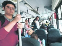 Irregularidades. A pesar de la prohibición, unidades de lujo aún transportan pasajeros de pie. EL INFORMADOR / A. García