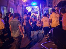 Policías y ambulancias acudieron rápidamente al lugar del atentado. AFP / A. Deeb