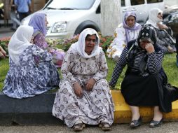 Parientes de las víctimas mortales lloran mientras esperan a que les entreguen los restos de sus seres queridos. EFE / S. Suna