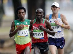 El pelotón, con Kipchoge, a la cabeza, partió bajo la lluvia, con una humedad del 94 por ciento a 22 grados. AFP / A. Dennis