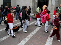 Señalan que un 18 por ciento de los padres de familia utiliza taxi para llevar a sus hijos a la escuela. NTX / ARCHIVO