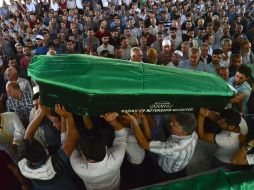 Cientos de personas participan en los funerales de las víctimas. AFP / I. Akengin