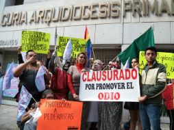 Integrantes de la comunidad LGBTTTI clausuran de manera simbólica las instalaciones del Arzobispado de México. SUN / B. Fregoso