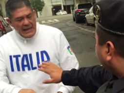 El joven sigue al conductor para preguntarle cuál es su postura con respecto a los ciclistas. FACEBOOK / Liga Peatonal