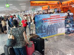 Unos 30 docentes se manifestaron al interior del Aeropuerto de Guadalajara sin causar mayores problemas a los viajeros. EL INFORMADOR / M. Vargas