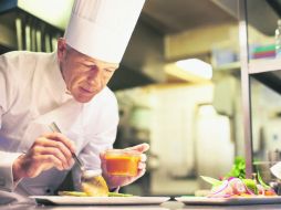 Preparación. Cada año se visitan cerca de 60 restaurantes en 17 ciudades de México para hacer la selección. ESPECIAL /