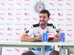 Osvaldo Alanís levanta la mano de cara al Clásico Nacional. Superó sus lesiones y se declara listo para jugar. ESPECIAL / CHIVAS FC