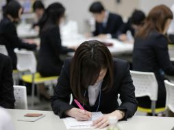 Japón es conocido por la presión que suelen ejercen muchas familias sobre los estudiantes para que obtengan buenas notas. AFP / ARCHIVO