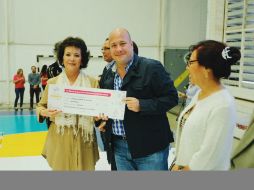 Alfaro entregó algunos vales a madres de familia. ESPECIAL / Gobierno de Guadalajara