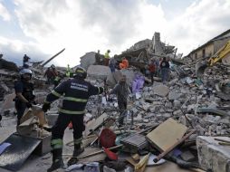 Voluntarios y equipos de rescate trabajan a marchas forzadas entre los escombros para rescatar al mayor número de supervivientes. AP / A. Tarantino