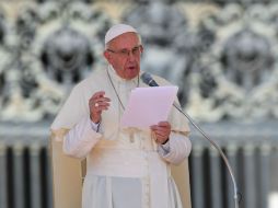Francisco leyó ante los peregrinos sus condolencias al pueblo italiano. AFP / V. Pinto