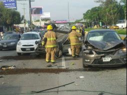 Las autoridades procedieron al retiro de los vehículos a fin de normalizar la circulación. TWITTER / @MovilidadJal