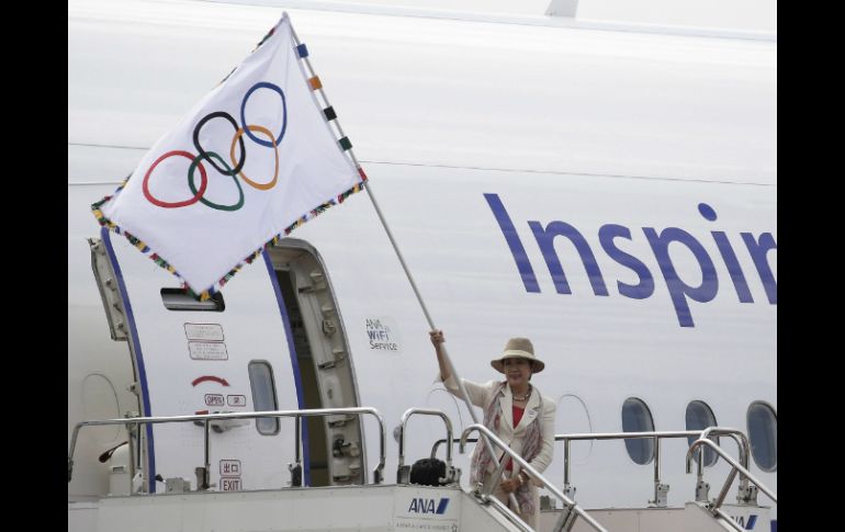 El emblema del COI fue recibido por parte de la gobernadora de la capital japonesa, Yuriko Koike. EFE / K. Ota