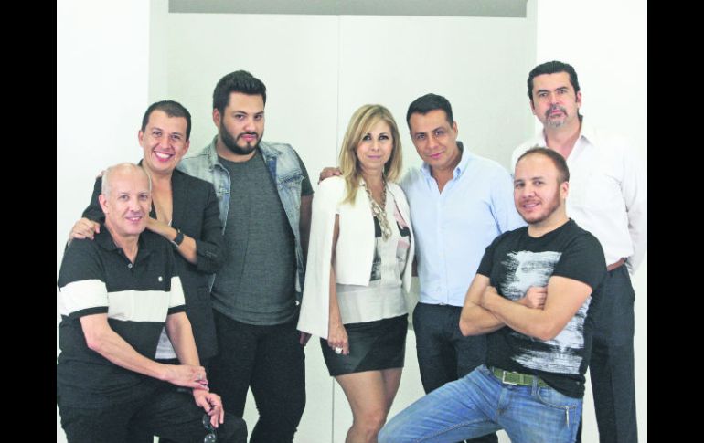 Preparados. Lorena Vila (al centro), con el equipo que hace posible la preparación de Nuestra Belleza Jalisco. EL INFORMADOR / R. Tamayo