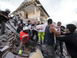 Los equipos de socorro mantienen las labores de rescate entre los escombros. NTX / M. Percossi