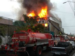 El fuego se propagó al segundo nivel de la bodega y hasta el momento no se reportan personas lesionadas. EL INFORMADOR /
