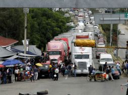 Un grupo de maestros bloquean parcialmente, desde el martes, la circulación en el crucero del Aeropuerto. EFE / ARCHIVO