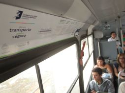 Previenen acoso con la pega de calcas y la distribución de trípticos en las unidades. EL INFORMADOR / F. Atilano