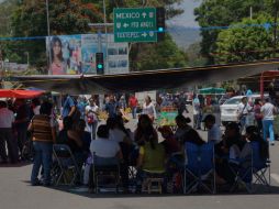 Profesores mantienen un plantón en el crucero del Monumento a Juárez. SUN /