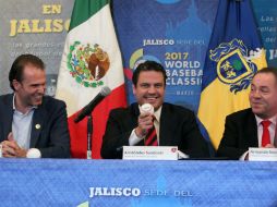 Rodrigo Fernández, Aristóteles Sandoval y Armando Navarro, informaron que Guadalajara será sede del Clásico Mundial de Beisbol en 2017. EL INFORMADOR / M. Vargas