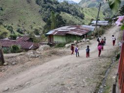 Militares y policías garantizarán la seguridad de los miembros de las FARC en su desplazamiento hacia las 28 zonas de concentración. AFP / G. Legaria