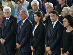 El presidente Sergio Mattarella (i) y el primer ministro Matteo Renzi y su esposa Agnese (d). AFP / A. Pizzoli