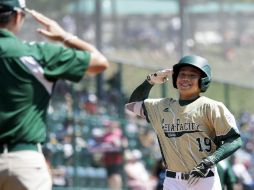 Wontae Cho, de Corea del Sur, celebra uno de los jonrones del partido. AP / M. Slocum