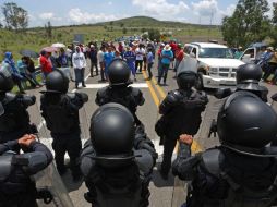 La retención de los vehículos forma parte de las manifestaciones que hace el magisterio en contra de la reforma educativa. SUN / ARCHIVO